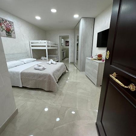 Chloehouse Apartment เนเปิลส์ ภายนอก รูปภาพ